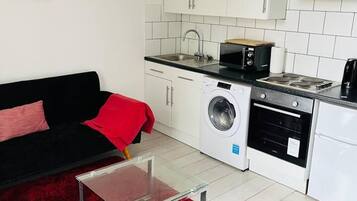 Huis | Privékeuken | Een koelkast, een microgolfoven, een oven, een kookplaat
