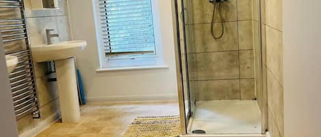 Casa | Baño | Regadera, secadora de cabello, toallas