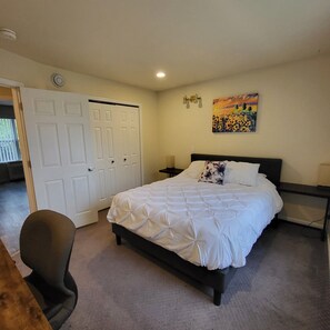 1 bedroom, desk, iron/ironing board, WiFi