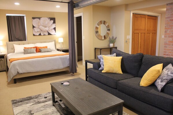 2 bedrooms, desk, iron/ironing board, WiFi