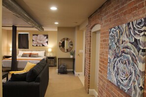 2 bedrooms, desk, iron/ironing board, WiFi