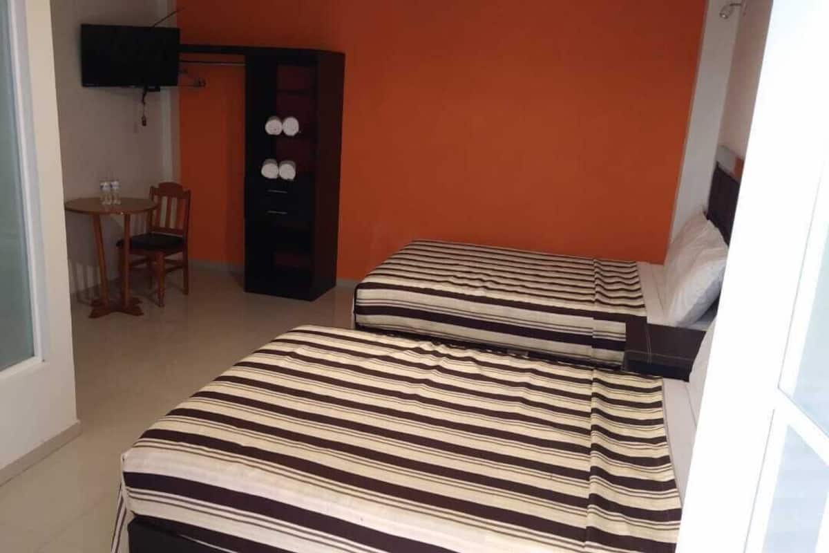 Habitación cuádruple básica | Tabla de planchar con plancha y wifi gratis