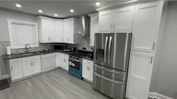 Refrigerador, microondas, horno, placa de cocina