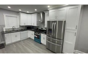 Kjøleskap, mikrobølgeovn, ovn og kokeplater