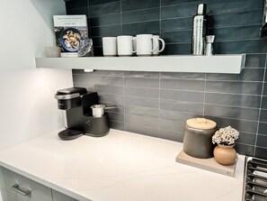 Cafetière/bouilloire, réfrigérateur, micro-ondes, four