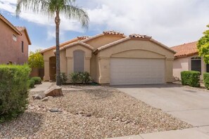 Exterior - Peoria Home with 2 Car Garage! High Speed Internet (Peoria)