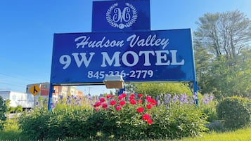 A blue sign for Hudson Valley 9W Motel with a phone number.