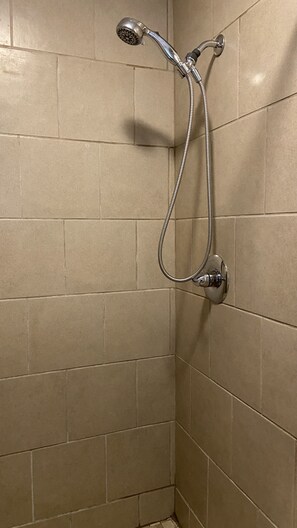 Standard Room, 1 Double Bed | Bathroom - Hudson Valley 9w Motel (Lake Katrine)