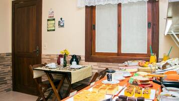 Desayuno continental gratuito y diario