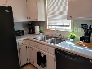 Kjøleskap, mikrobølgeovn, ovn og kokeplater