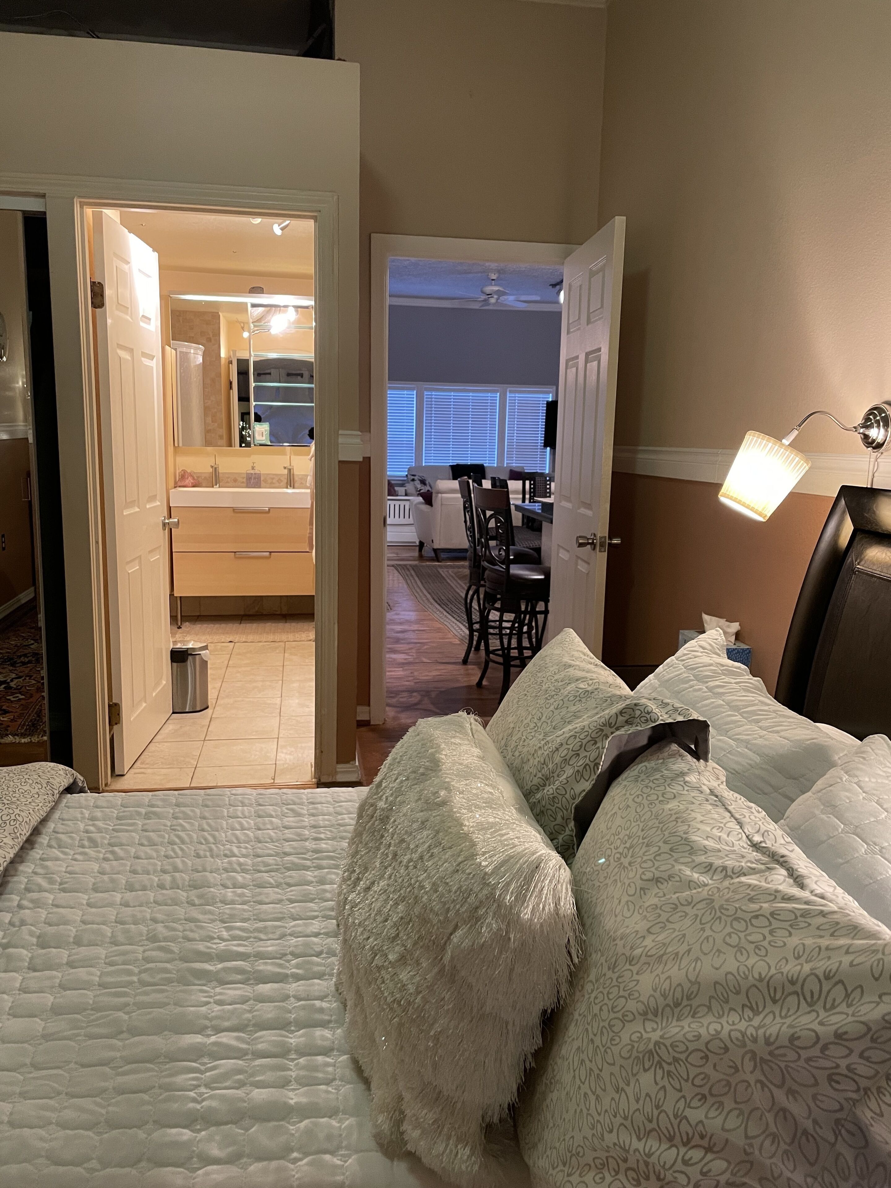 4 habitaciones, escritorio y tabla de planchar con plancha 