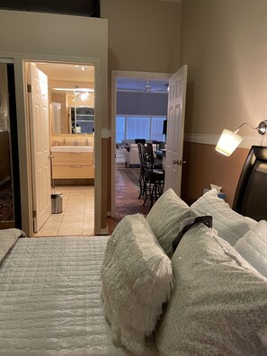 4 slaapkamers, een bureau, een strijkplank/strijkijzer, reisbedje