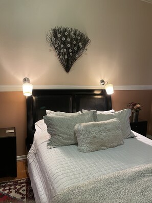 4 dormitorios, escritorio, tabla de planchar con plancha y cuna de viaje