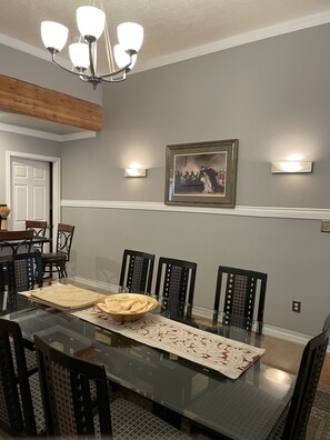 Dining - The Downtowner - Walking distance to Downtown Portland! (Portland)