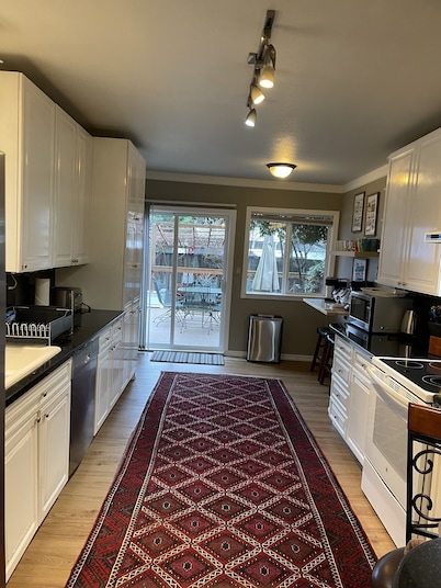 The Downtowner - Walking distance to Downtown Portland!