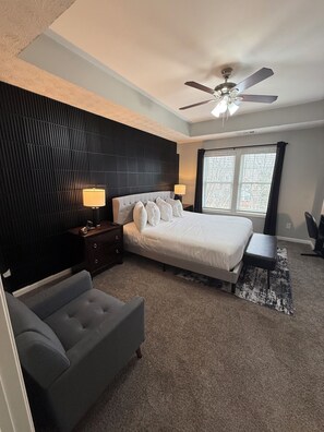 4 bedrooms, desk, iron/ironing board, travel crib - Large Retreat Near Midtown & Six Flags•Sleeps 11•GameRoom• FirePit•Private Park (Marietta)