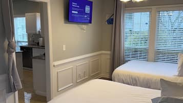 4 habitaciones, escritorio y tabla de planchar con plancha