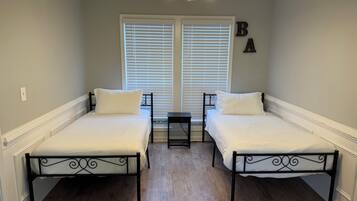 3 bedrooms, desk, iron/ironing board, travel crib