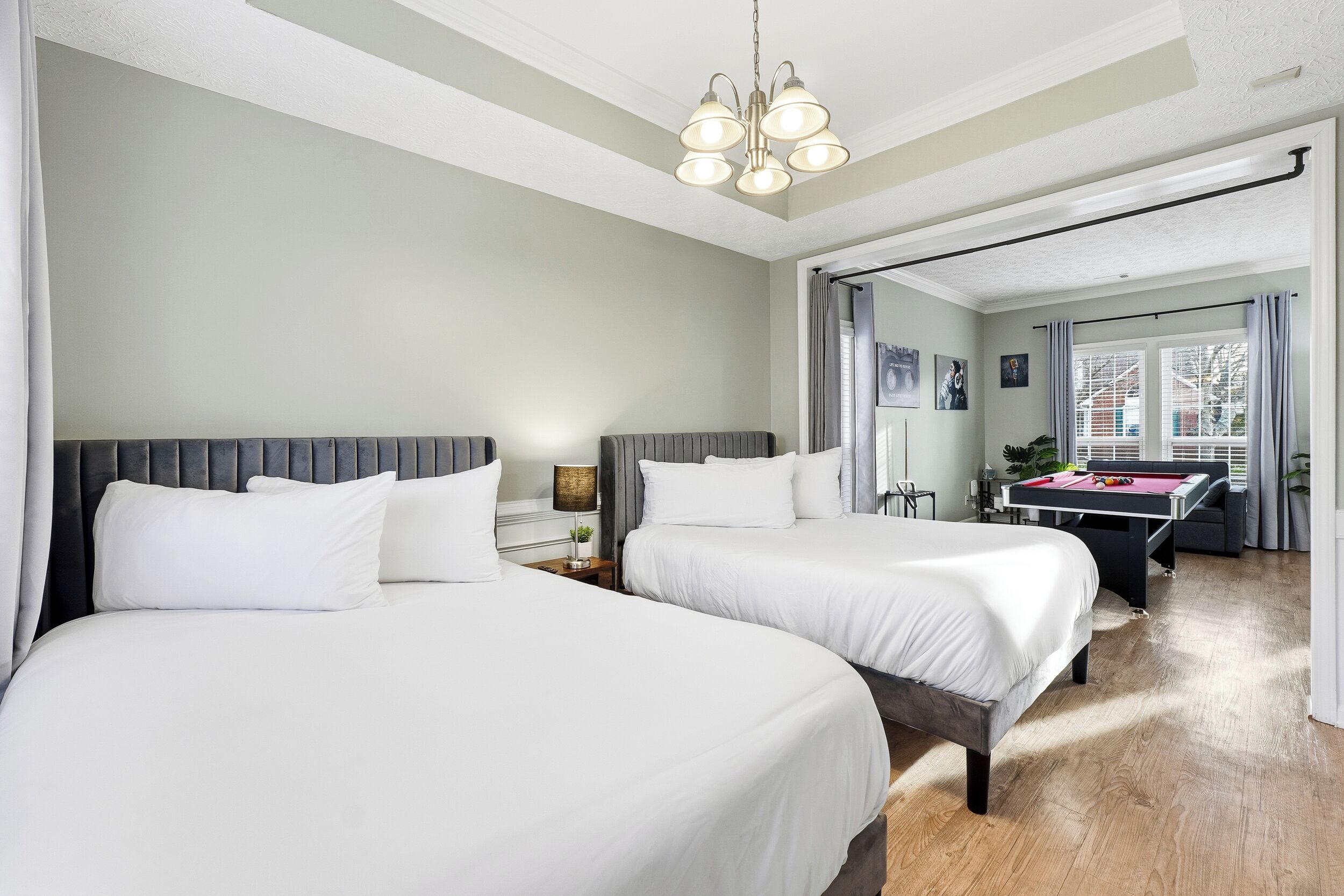 4 slaapkamers, een bureau, een strijkplank/strijkijzer, reisbedje