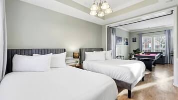 4 slaapkamers, een bureau, een strijkplank/strijkijzer, reisbedje