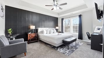 4 soverom, skrivebord, strykejern/-brett og reiseseng for barn