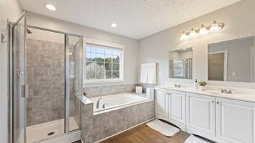 Badewanne, Haartrockner, Handtücher, Seife