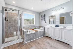 Bathtub, hair dryer, bidet, towels - Sleeps 8! Game Room | King Bed | Backyard Hangout (Marietta)