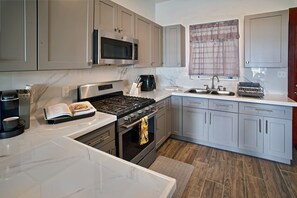 Fridge, microwave, oven, stovetop - St Thomas Scotland Villa 1 (St Thomas)