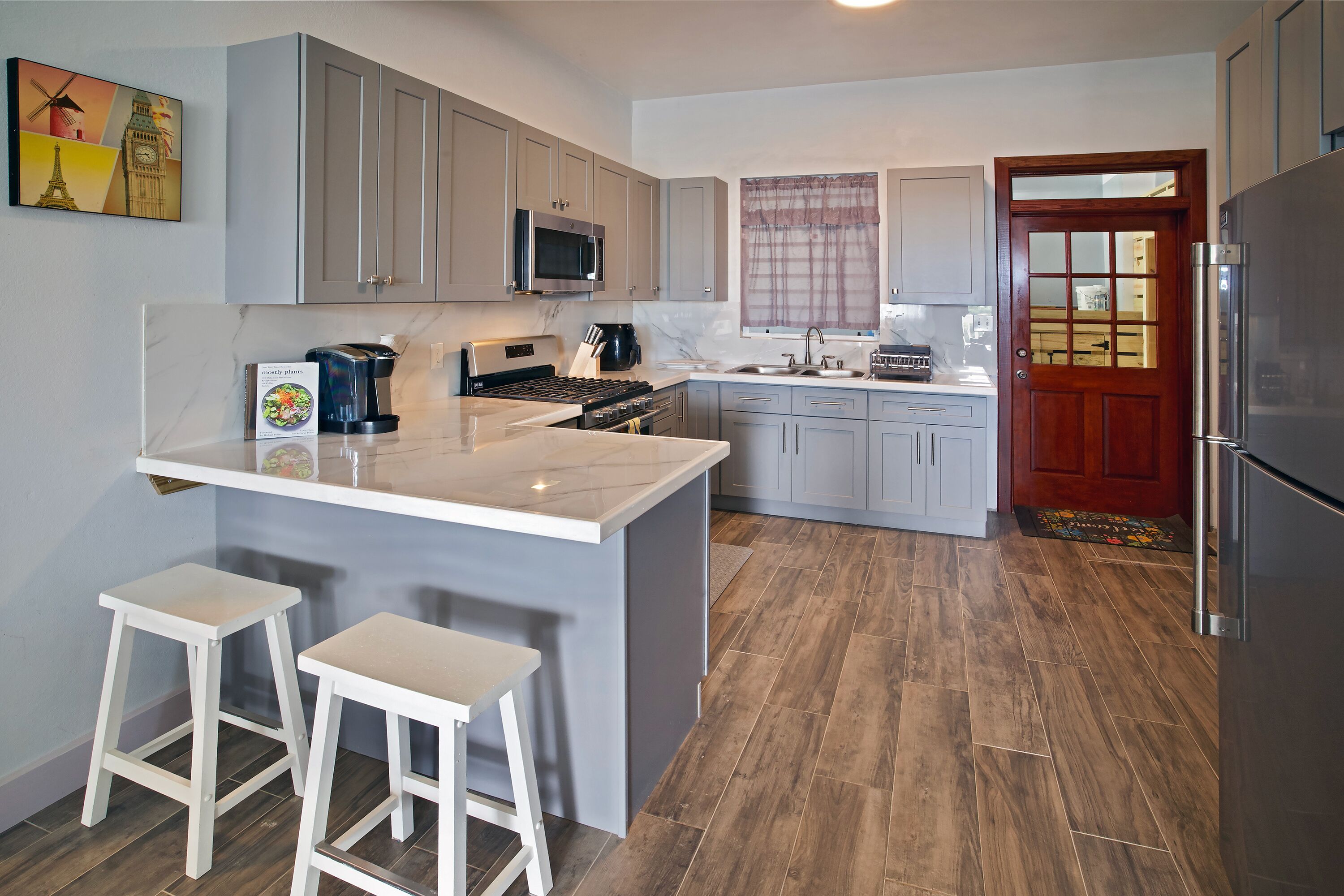 Jääkaappi, mikroaaltouuni, uuni, liesi