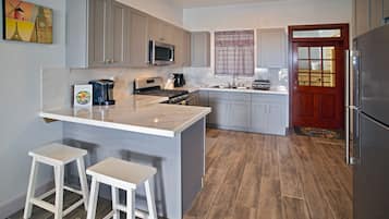 Køleskab, mikrobølgeovn, ovn, kogeplade