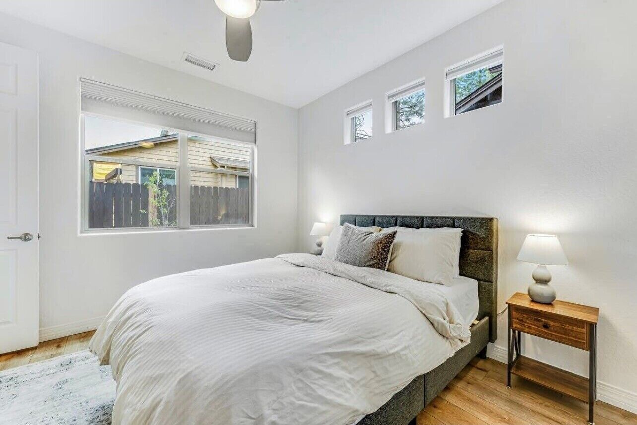 4 soverom, skrivebord, strykejern/-brett og reiseseng for barn