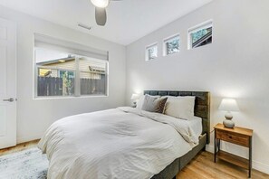 4 Schlafzimmer, Schreibtisch, Bügeleisen/Bügelbrett, Reisekinderbett