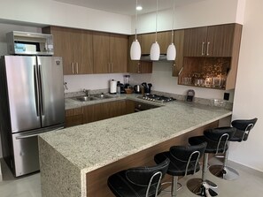 Refrigerador, microondas, horno y parrilla de estufa 