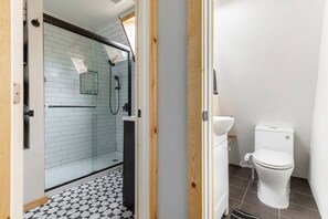 Dusche, Haartrockner, Bidet, Handtücher