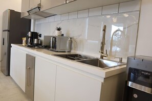 Refrigerador, microondas, cafetera/tetera, silla alta para bebés