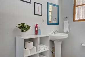 Een douche, handdoeken, zeep, shampoo