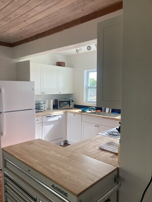 Jääkaappi, mikroaaltouuni, uuni, astianpesukone