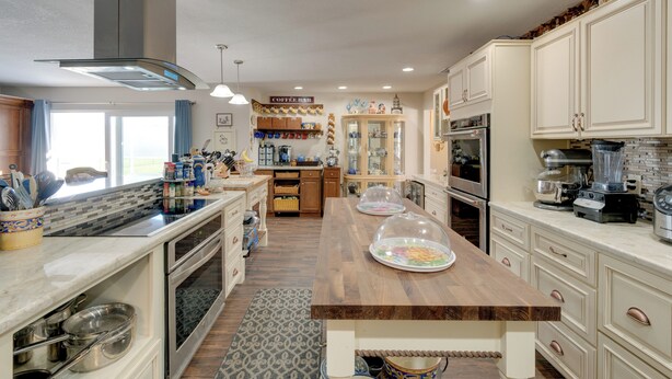 Una cucina con piani in legno, un'isola centrale e un angolo caffè.