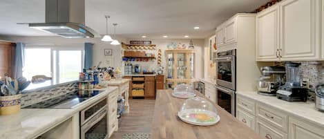 Coffee/tea maker, fridge, microwave, stovetop