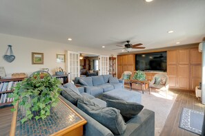 TV, books - 4 Mi to Port Charlotte Beach Park: Gem w/ Pool (Port Charlotte)