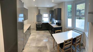 Apartamento, várias camas | Cozinha privada | Micro-ondas, fogão, cooktop, chaleira elétrica