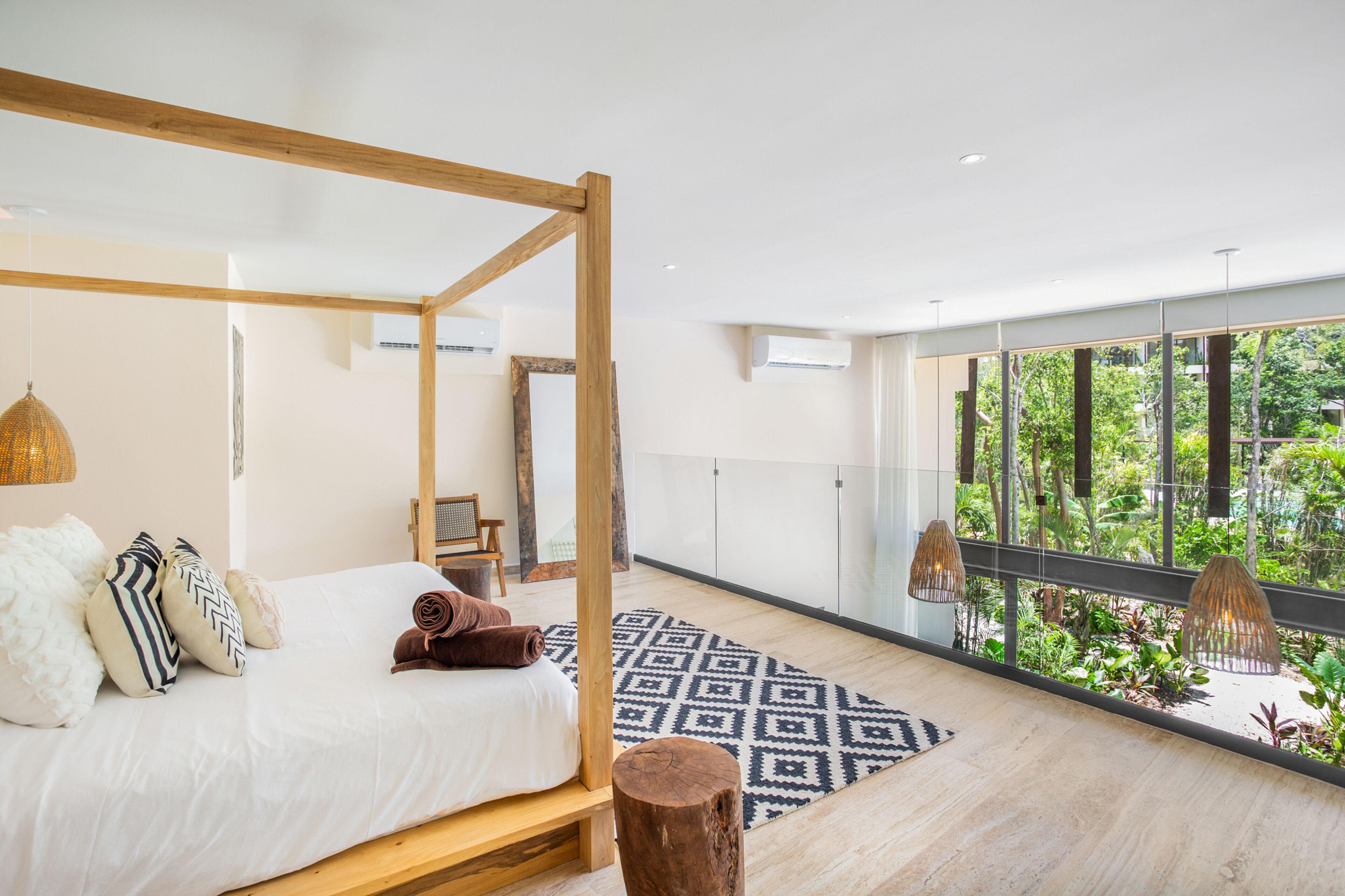 Un dormitorio moderno con una cama con dosel, un ventanal con vistas a zonas verdes y suelo de madera.
