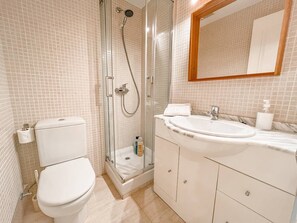 Shower, hair dryer, towels, soap - Mediterranean Land Apartment (Dénia)