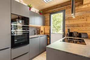 Fridge, oven, stovetop, dishwasher