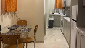 Una cocina moderna con zona de comedor.