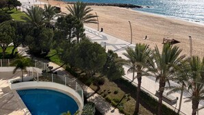 Une piscine avec vue sur la plage et l’océan.