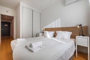 2 bedrooms, iron/ironing board, Internet, bed sheets - Downtown apartment w/terrace (Lisboa)