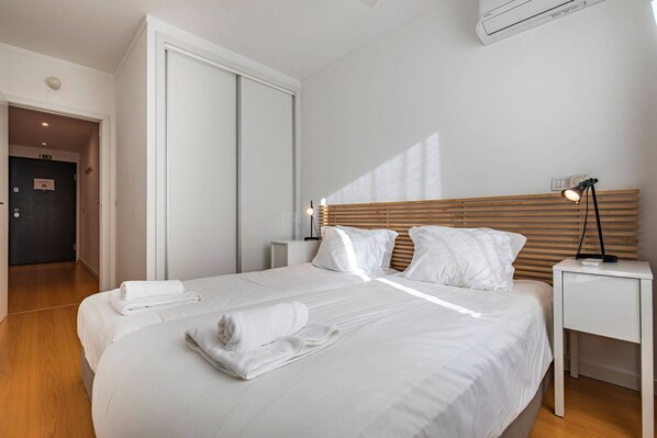 2 bedrooms, iron/ironing board, internet, bed sheets