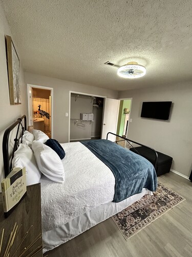 Cozy 2 bed 2 bath Condo Centrally Located in Midcity District