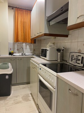 Jääkaappi, mikroaaltouuni, astianpesukone, espressokone